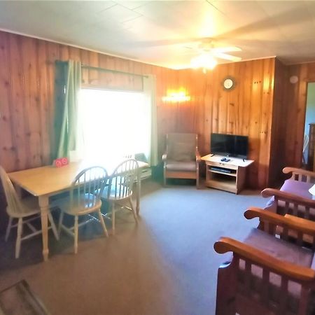 Logging Chain Lodge Cottage Resort Dwight Exterior foto