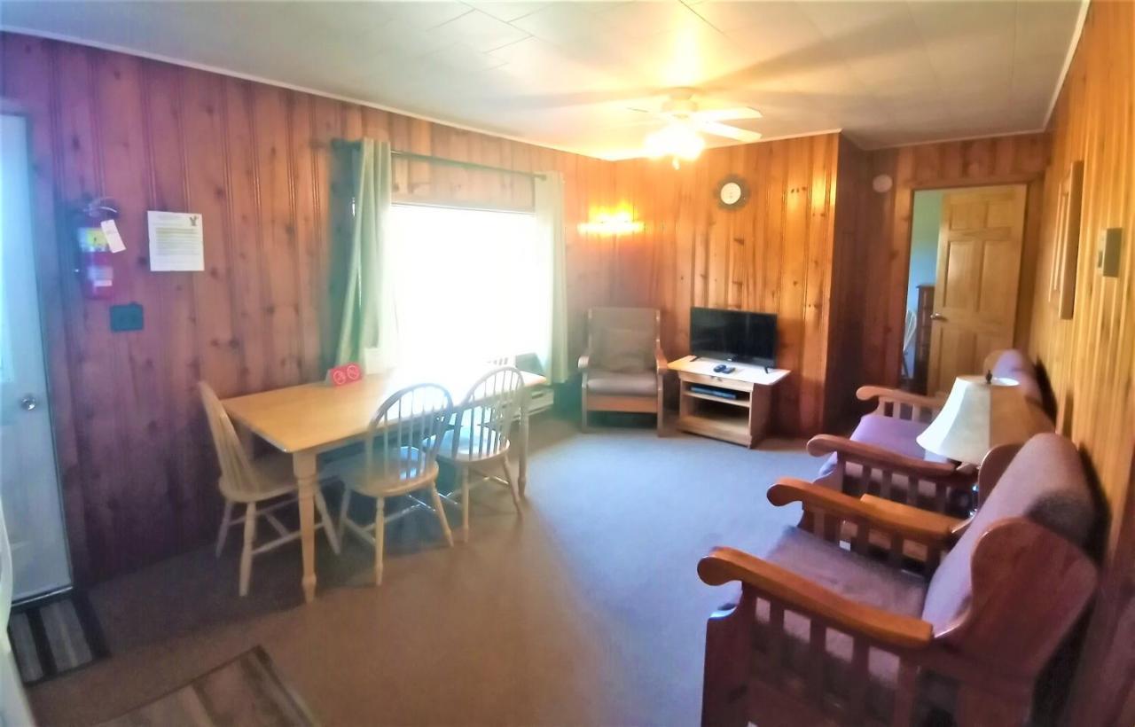 Logging Chain Lodge Cottage Resort Dwight Exterior foto