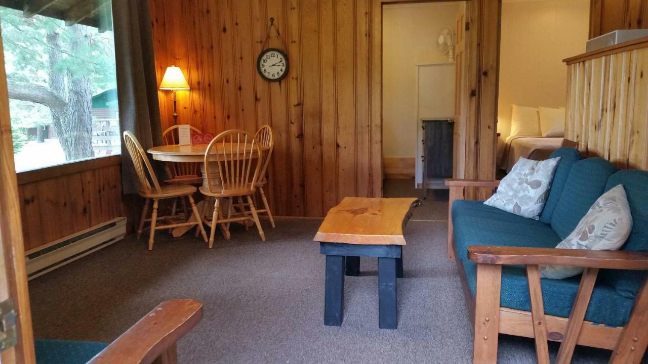 Logging Chain Lodge Cottage Resort Dwight Exterior foto